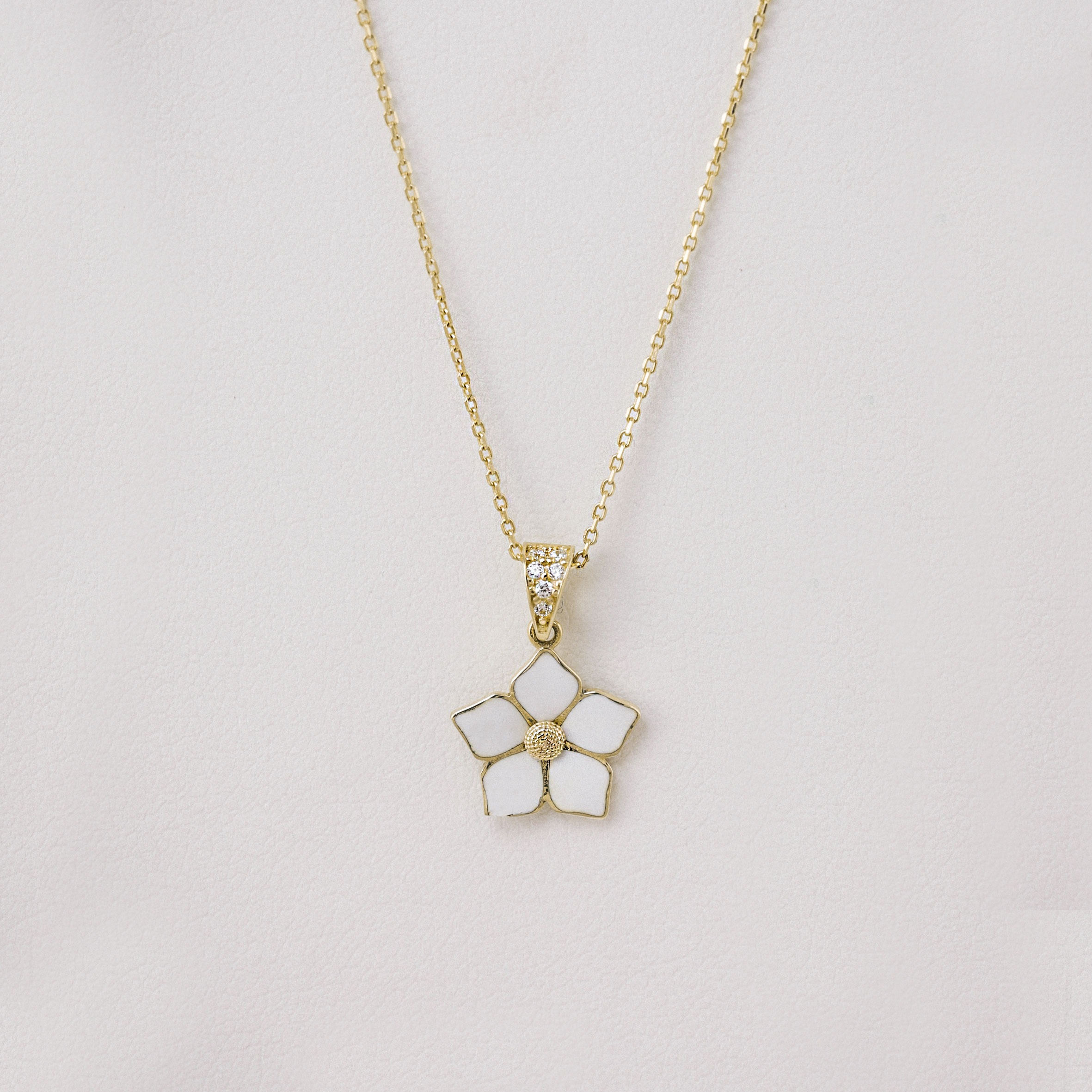 14 Ayar Altın Beyaz Mineli Çiçek Kolye