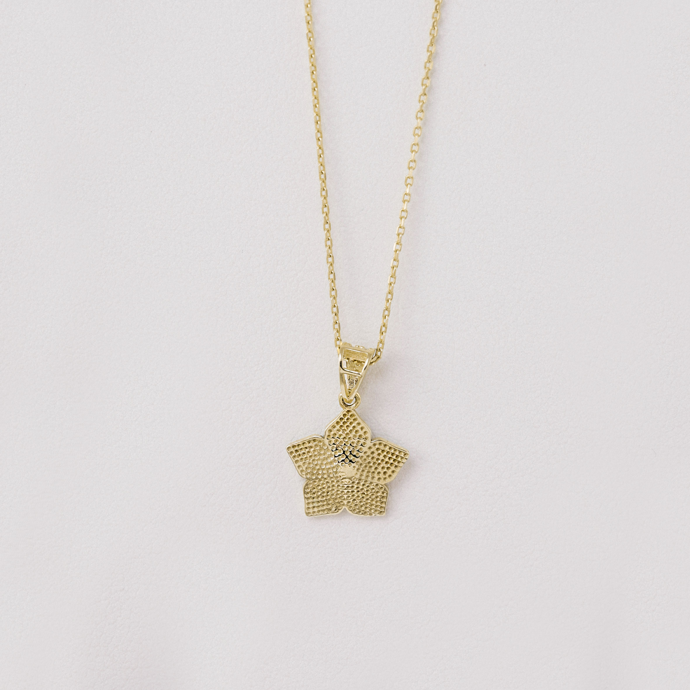 14 Ayar Altın Beyaz Mineli Çiçek Kolye