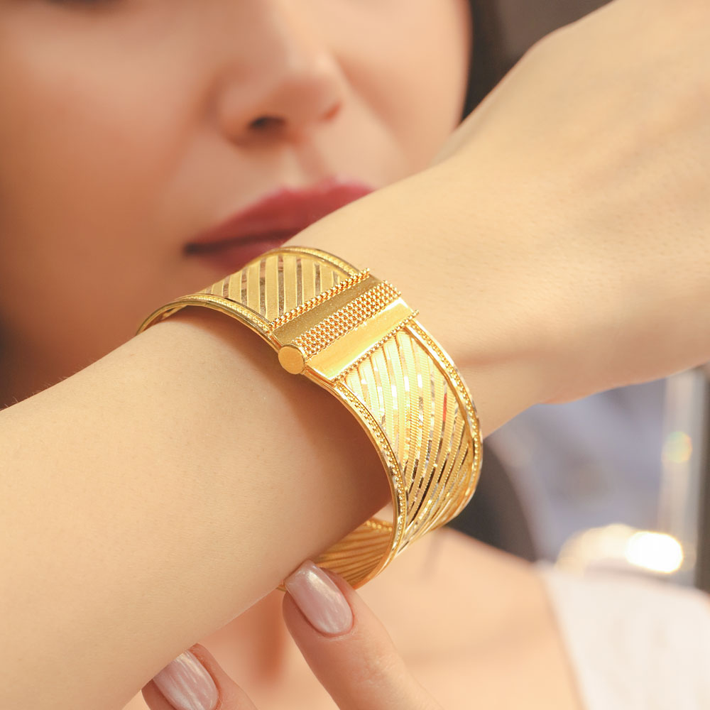 14 Ayar Altın Çapraz Desenli Geniş Kelepçe Bileklik