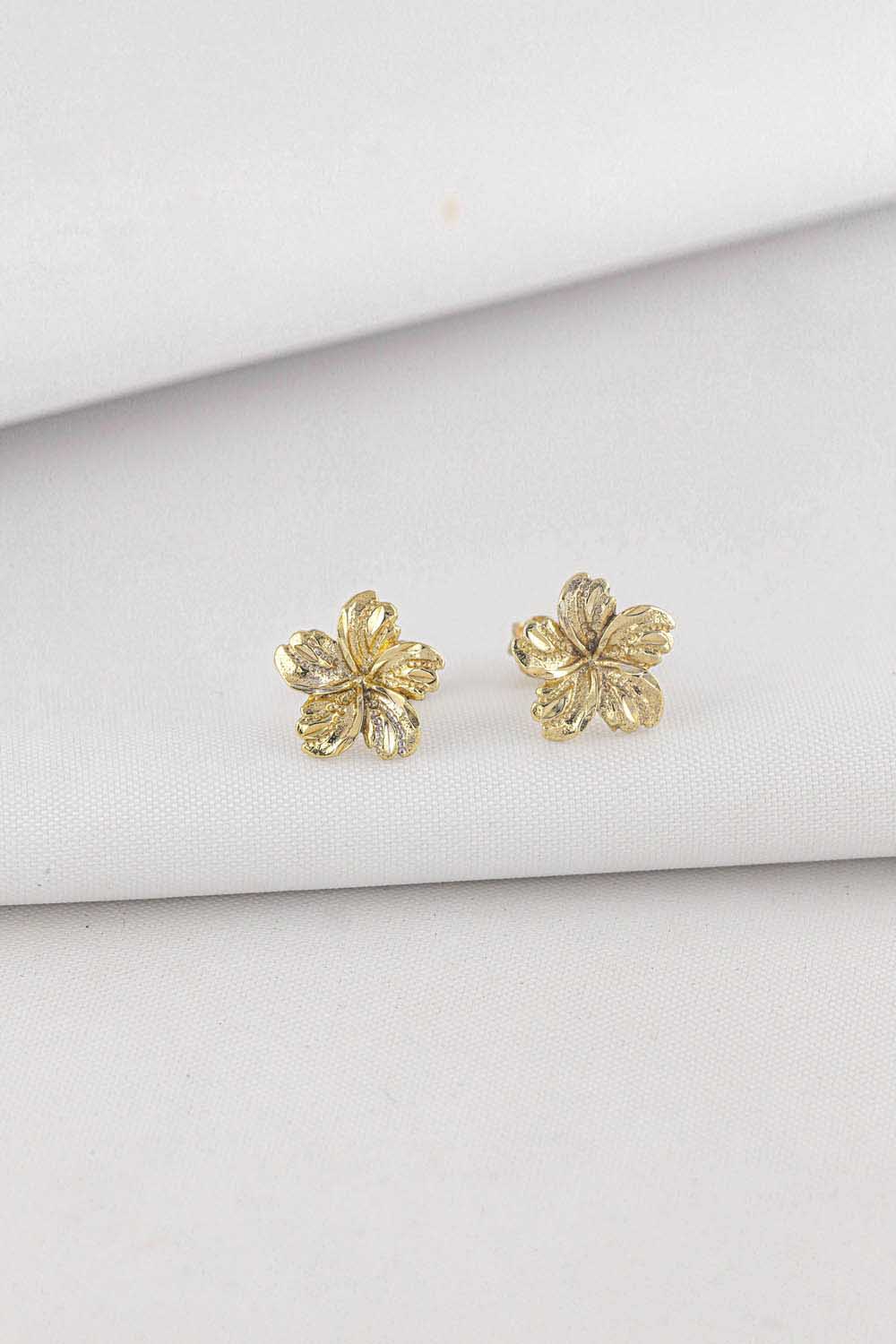 14 Ayar Altın Çiçek Tasarımlı Top Küpe