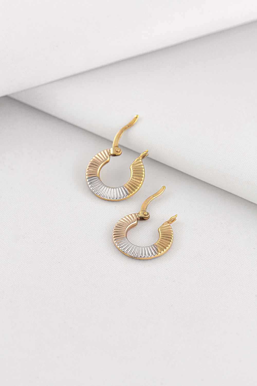 Özel Tasarım Küpe 14 Ayar Altın Çizgi Desenli İsdiridye Küpe