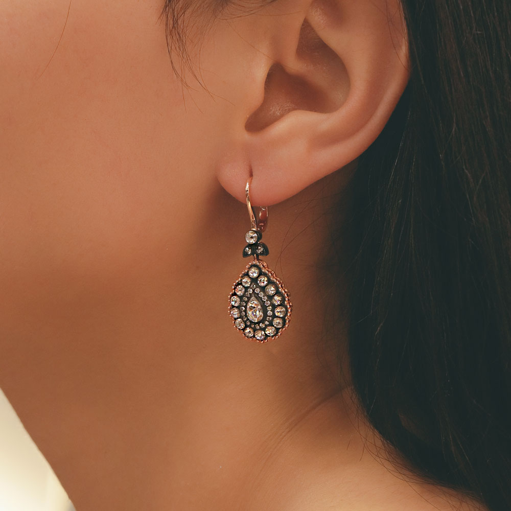 14 Ayar Altın Damla Form Taşlı Küpe