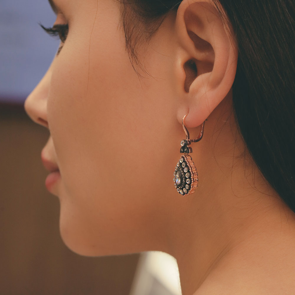 14 Ayar Altın Damla Form Taşlı Küpe