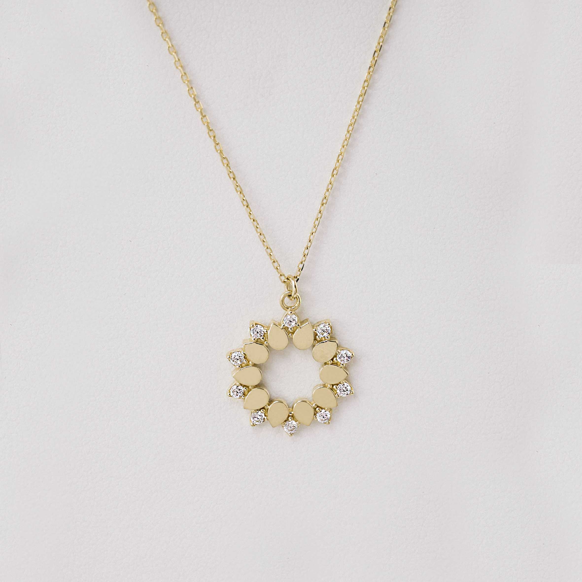 14 Ayar Altın Damla Formlu Taşlı Çiçek Kolye
