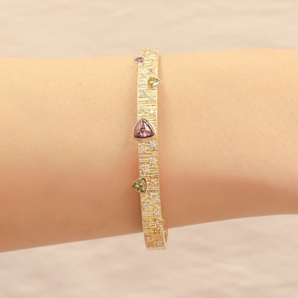 14 Ayar Altın Dokulu Üçgen Renkli Taşlı Kelepçe Bileklik