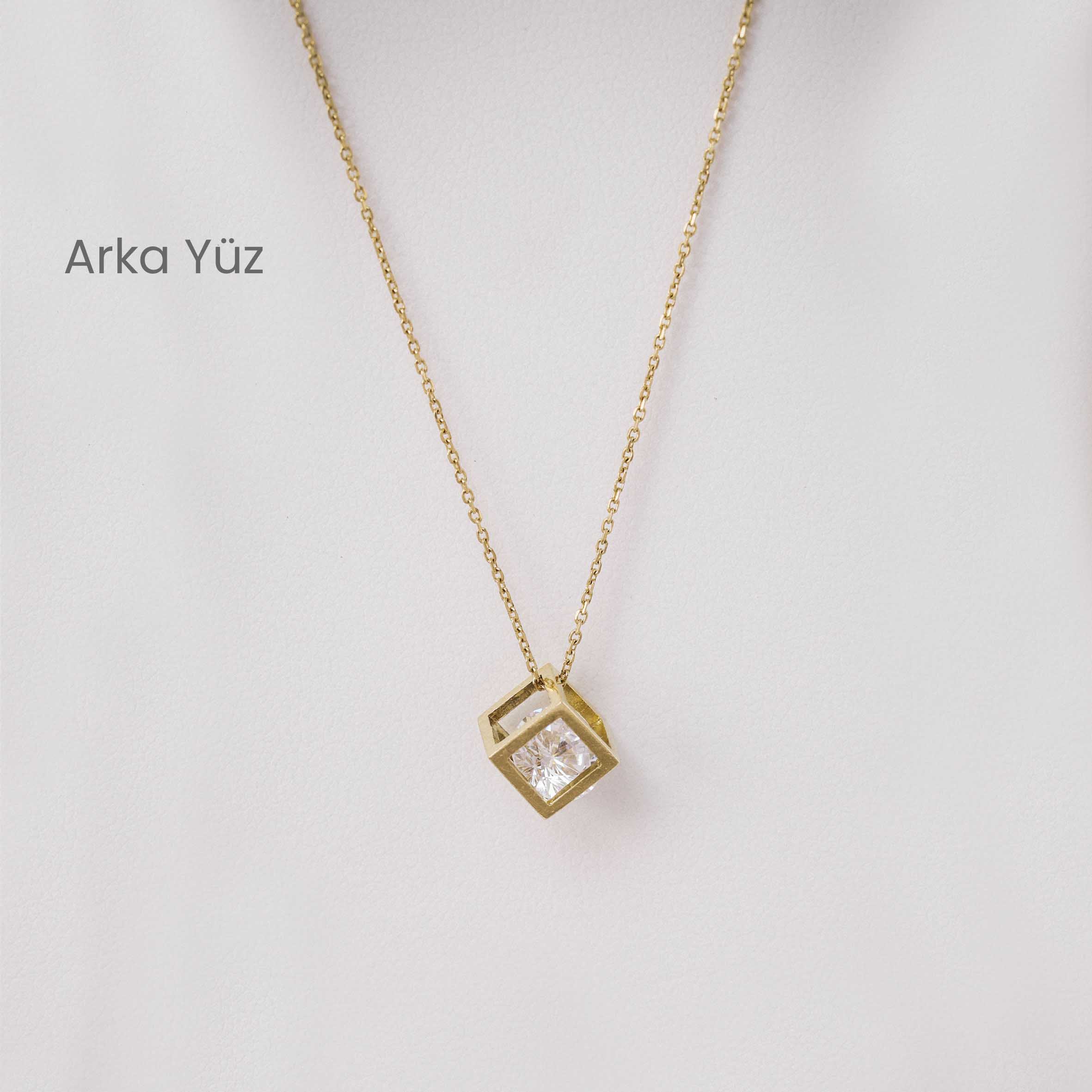 14 Ayar Altın Geometrik Çerçevede Taşlı Kolye