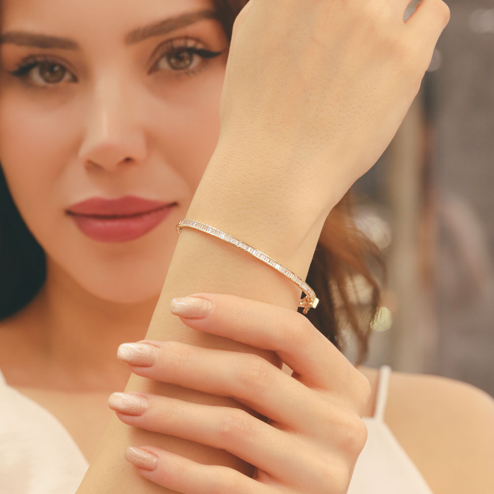 14 Ayar Altın Minimal Kanal Taşlı Kelepçe Bileklik