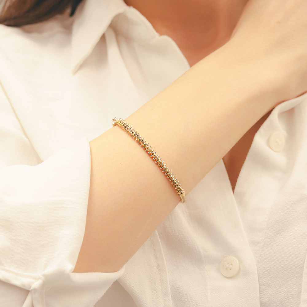 14 Ayar Altın Minimal Üçgen Dokulu Kelepçe Bileklik