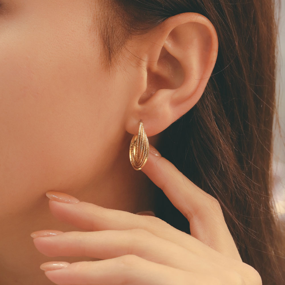 14 Ayar Altın Oval Formlu Desenli Küpe