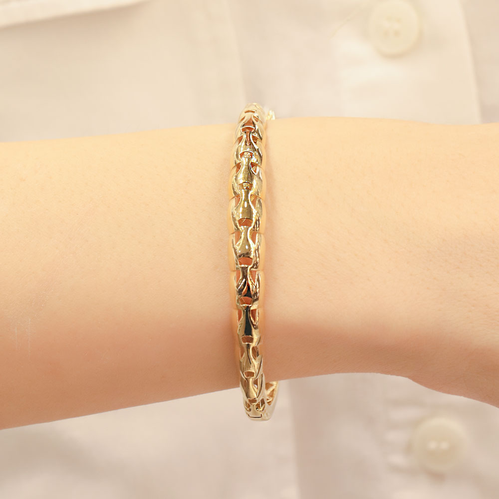 14 Ayar Altın Oval Formlu İşleme Detaylı Kelepçe Bileklik