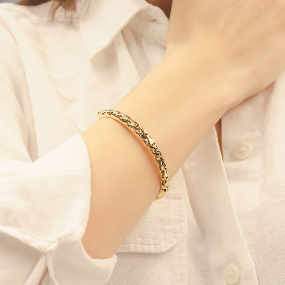 14 Ayar Altın Oval Formlu İşleme Detaylı Kelepçe Bileklik