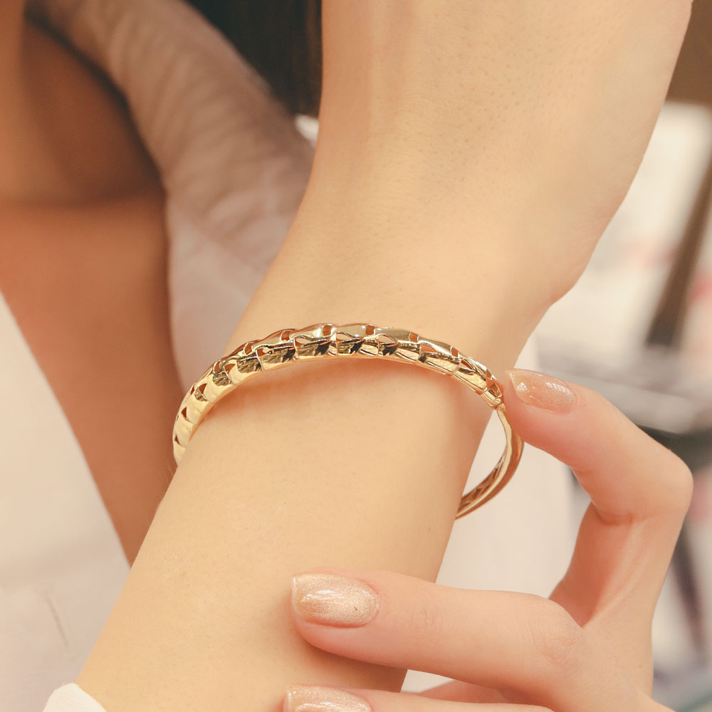 14 Ayar Altın Oval Formlu İşleme Detaylı Kelepçe Bileklik