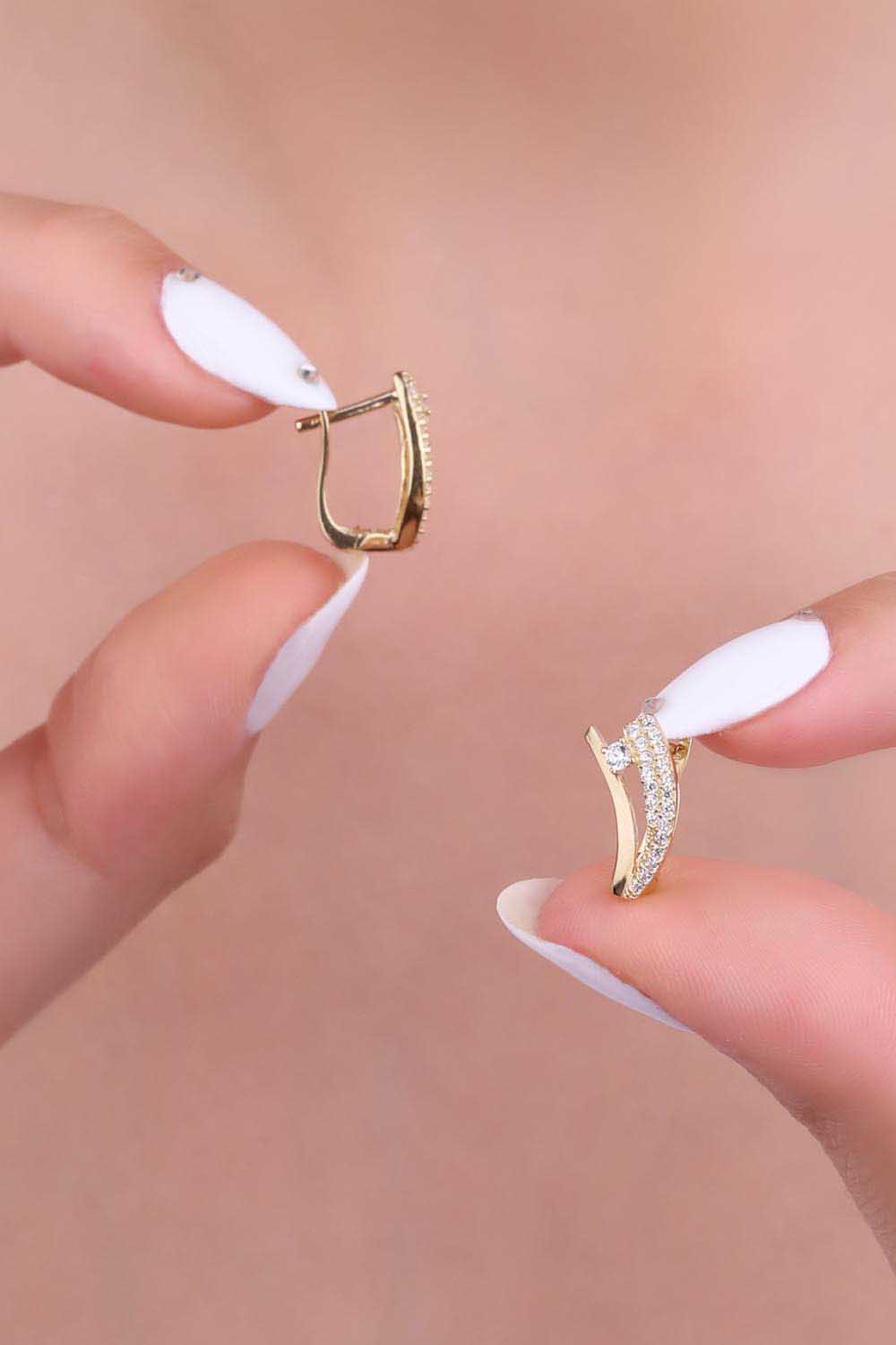 14 Ayar Altın Sıra Taşlı J Küpe