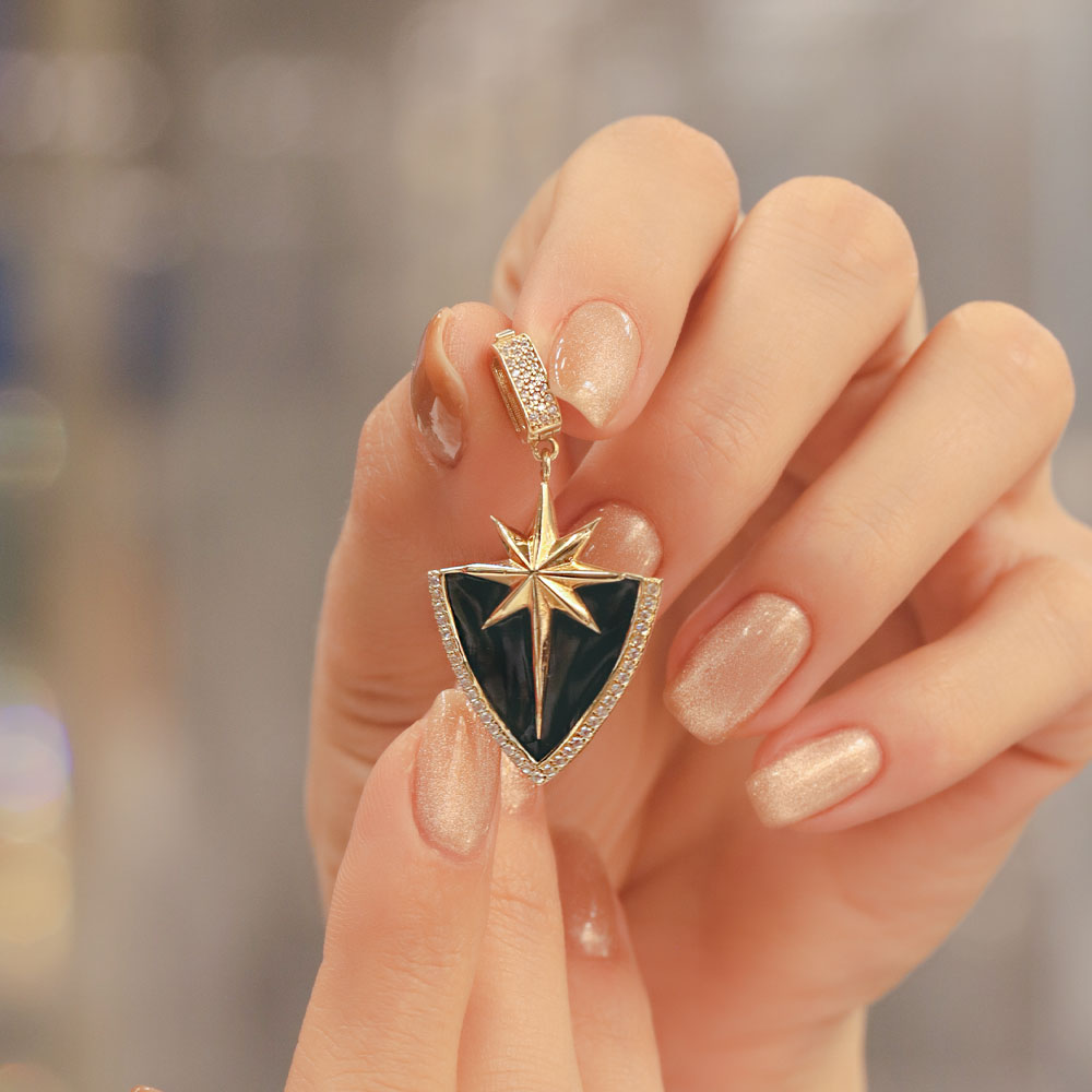 14 Ayar Altın Siyah Mine Yıldız Motifli Üçgen Charm