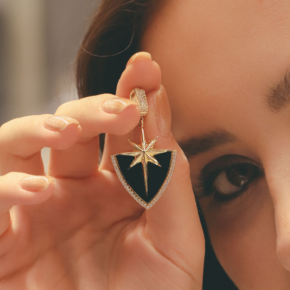 14 Ayar Altın Siyah Mine Yıldız Motifli Üçgen Charm