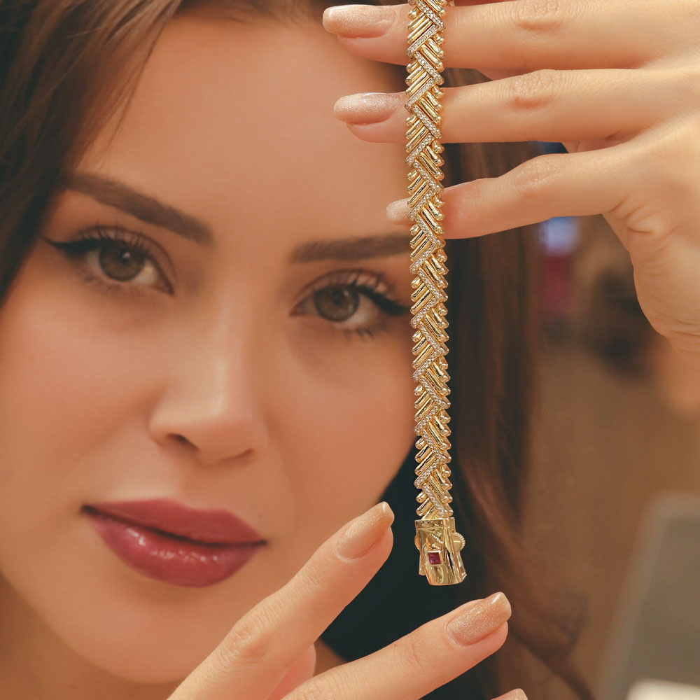 Fantezi Bileklik 14 Ayar Altın Taş Detaylı Çapraz Dokulu Bileklik