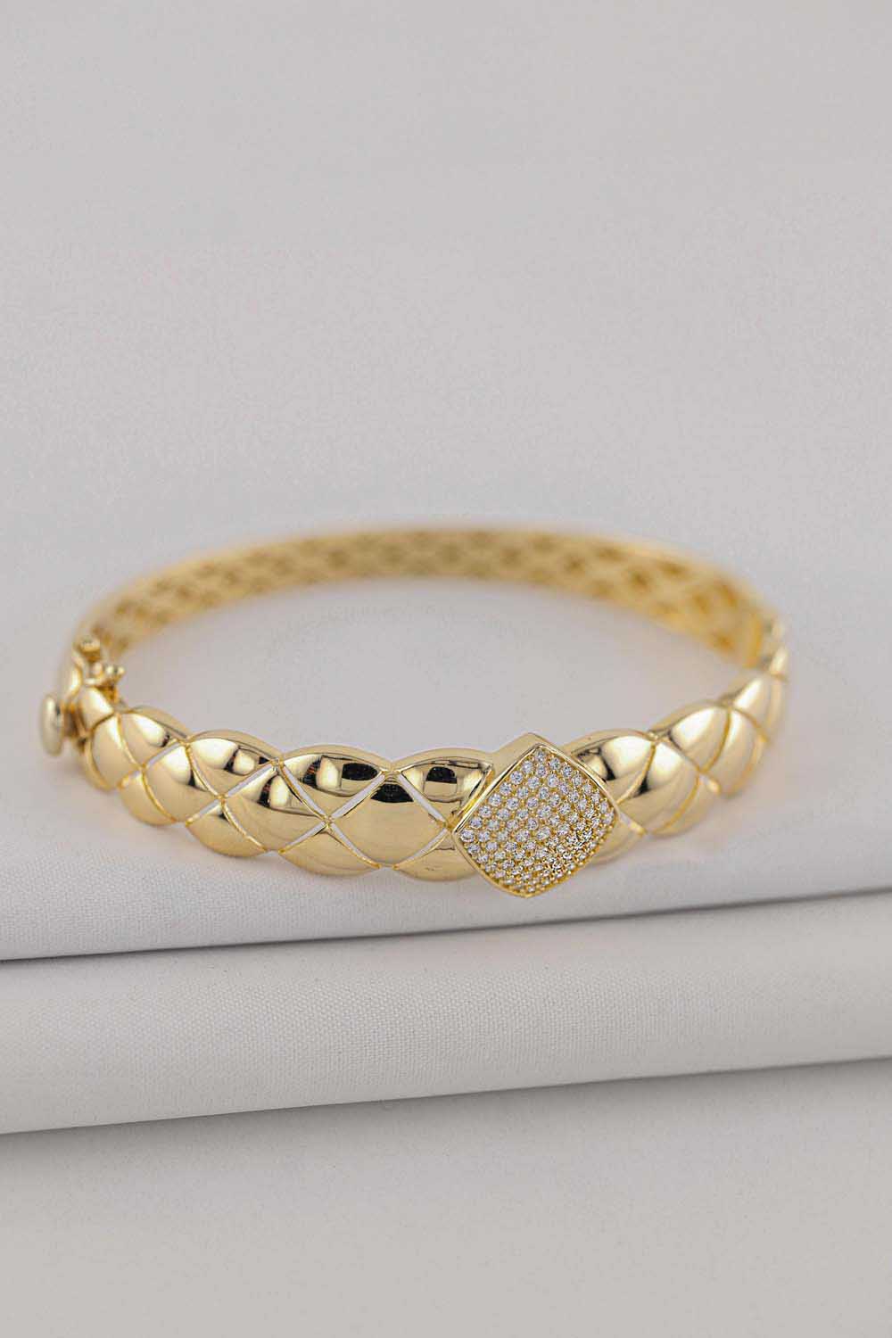 14 Ayar Altın Taşlı Çapraz Desen Kelepçe Bileklik