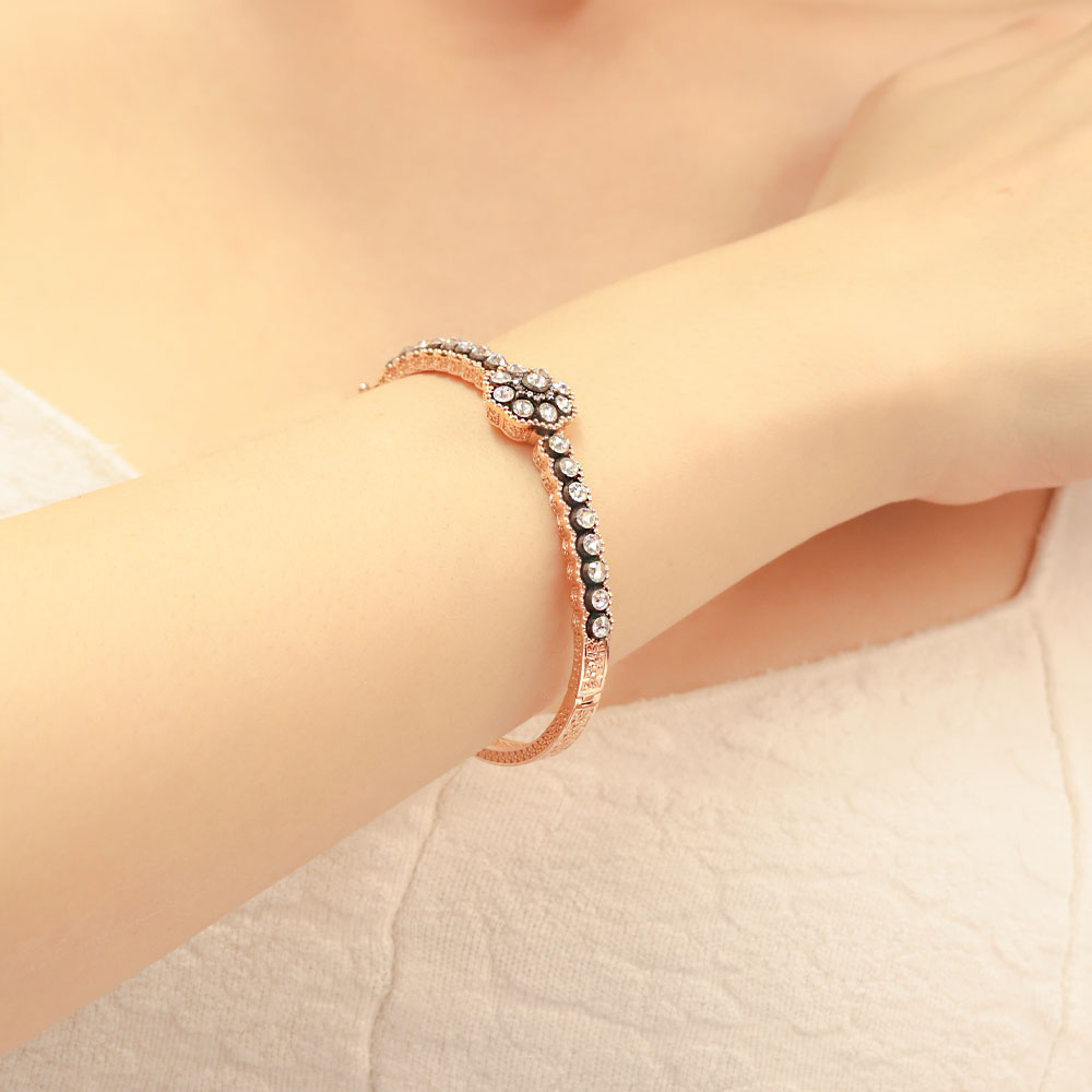 14 Ayar Altın Taşlı Çiçek Motifli Kelepçe Bileklik