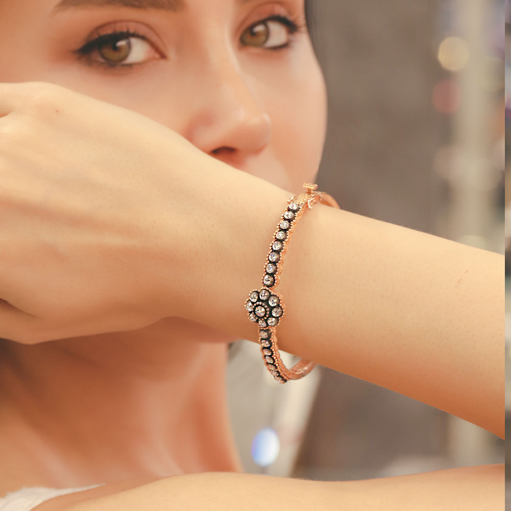 14 Ayar Altın Taşlı Çiçek Motifli Kelepçe Bileklik