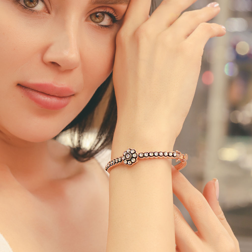 14 Ayar Altın Taşlı Çiçek Motifli Kelepçe Bileklik