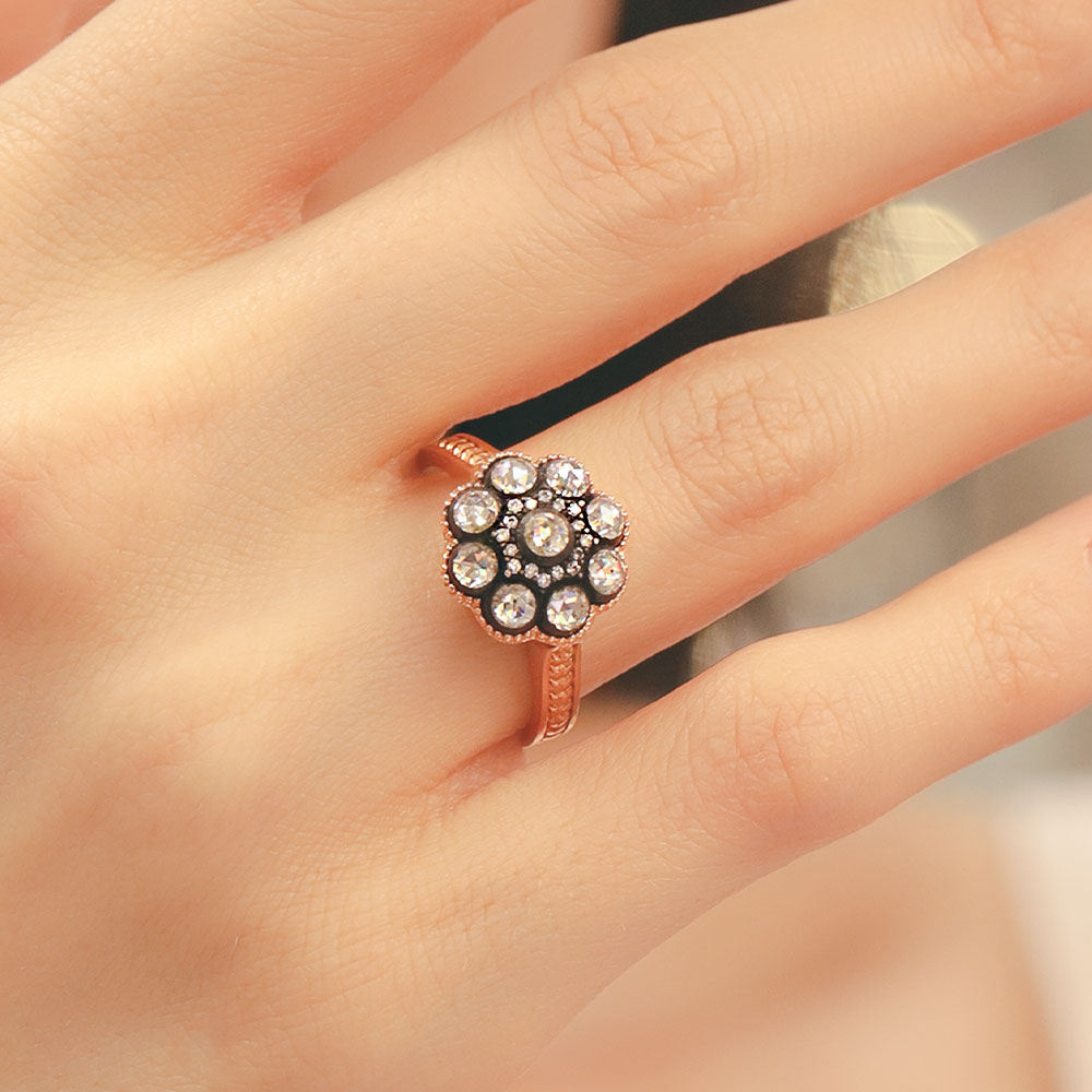 14 Ayar Altın Taşlı Çiçek Motifli Yüzük