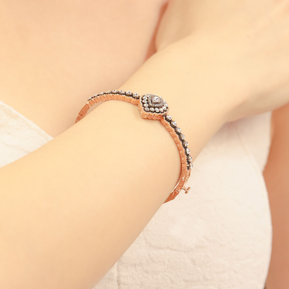 14 Ayar Altın Taşlı Oval Motifli Kelepçe Bileklik