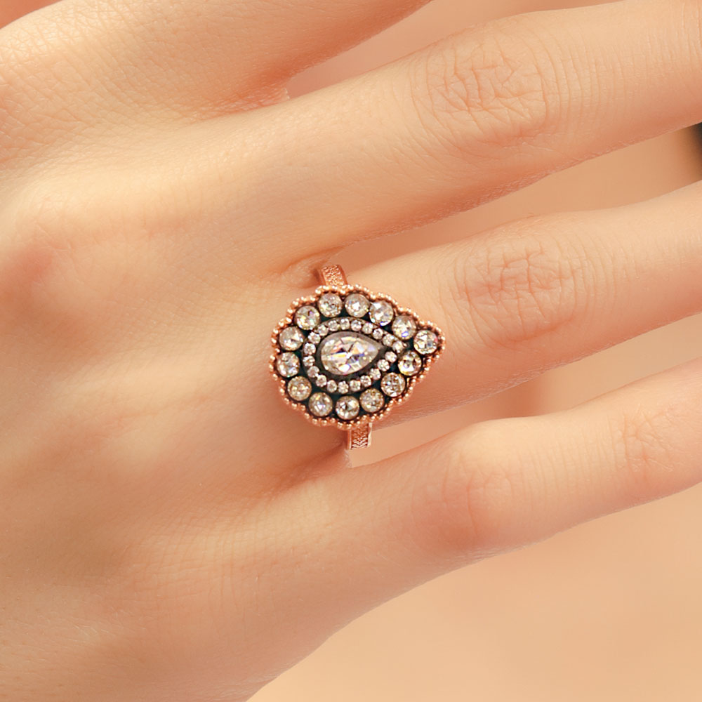 14 Ayar Altın Taşlı Oval Motifli Yüzük