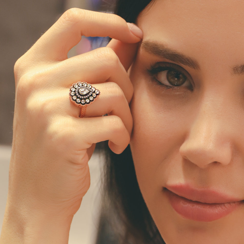 14 Ayar Altın Taşlı Oval Motifli Yüzük