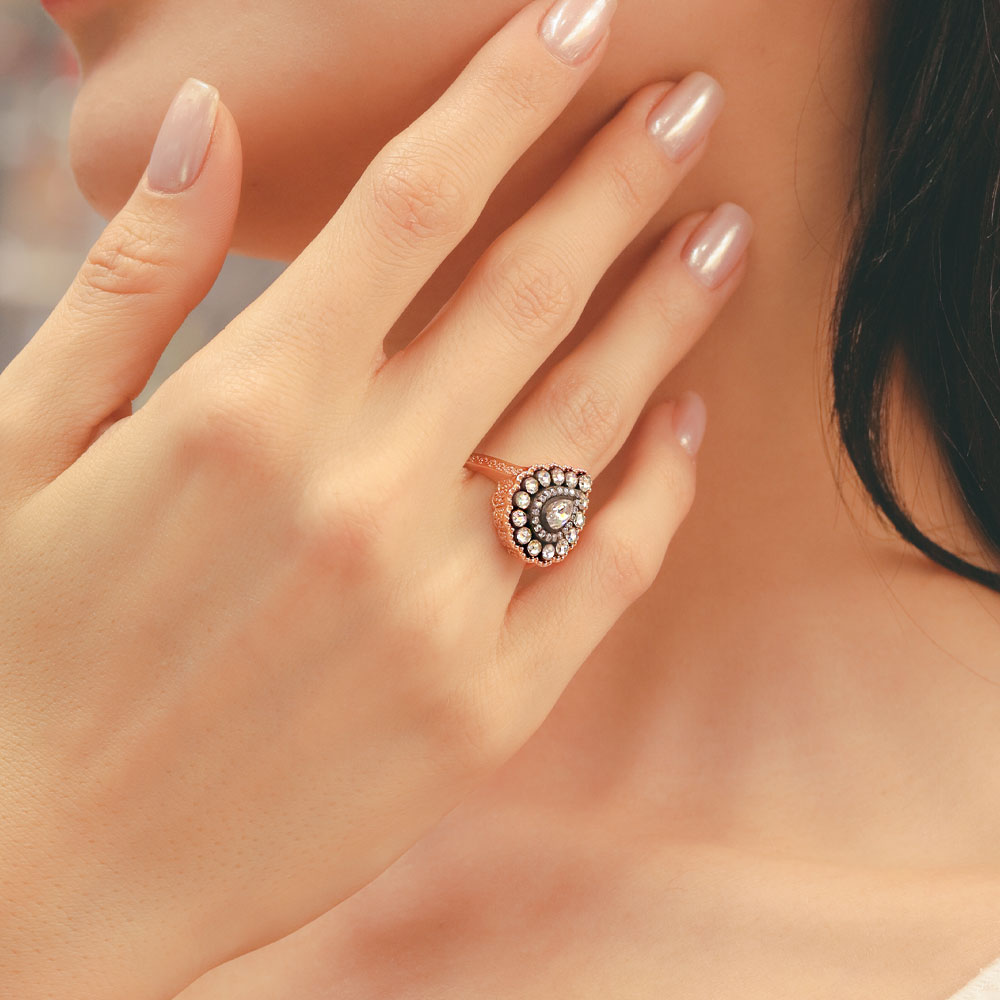 14 Ayar Altın Taşlı Oval Motifli Yüzük