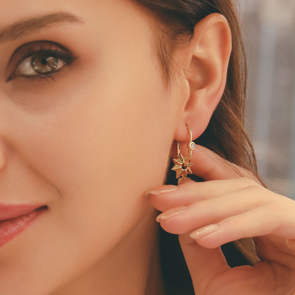 14 Ayar Altın Yıldız Detaylı Sallantılı Küpe