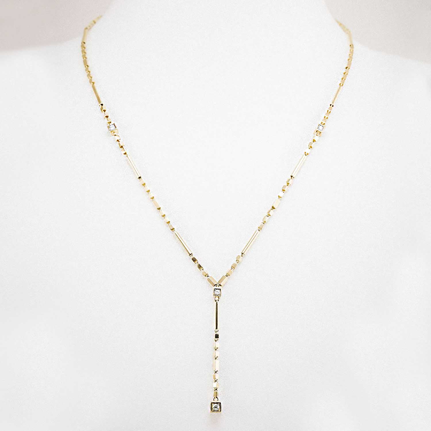 14 Ayar Altın Zarif V Formlu Işıltılı Kolye