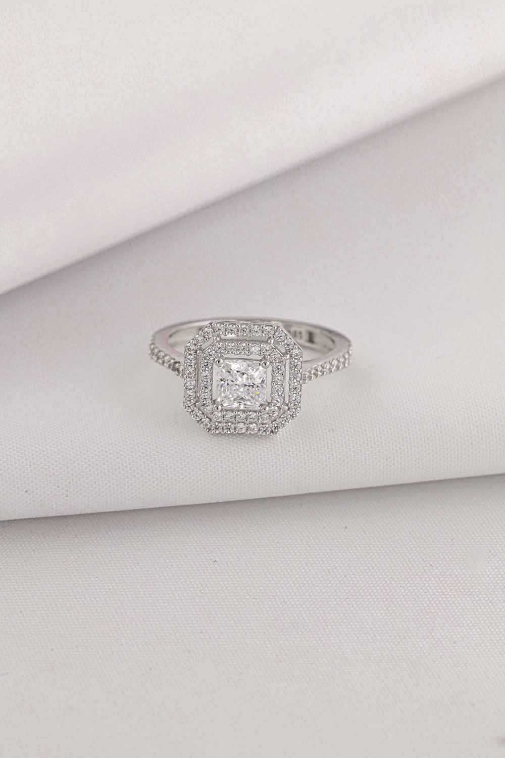 14 Ayar Beyaz Altın Baget Taşlı Yüzük