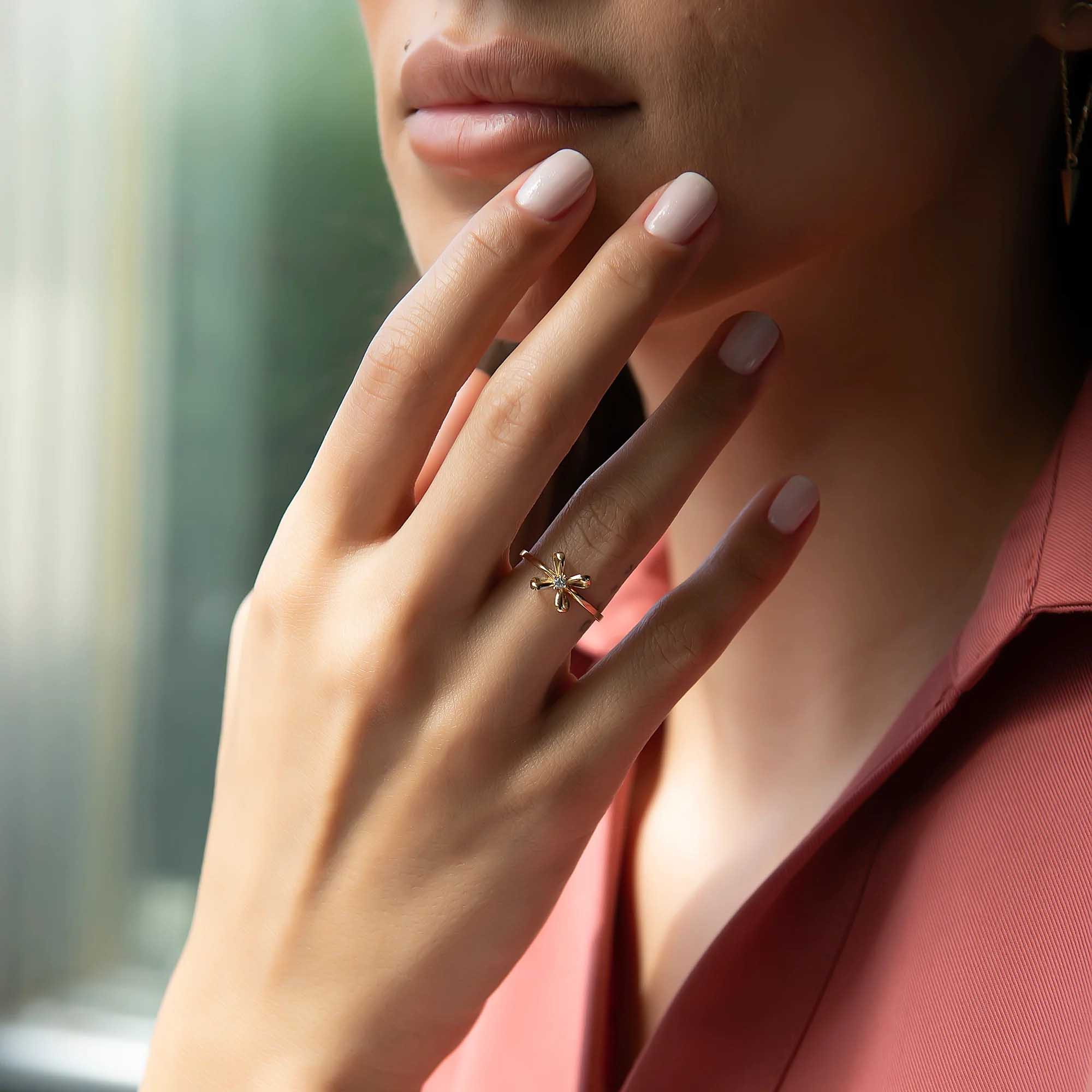 14 Ayar Çiçek Model Taş Detaylı Altın Yüzük