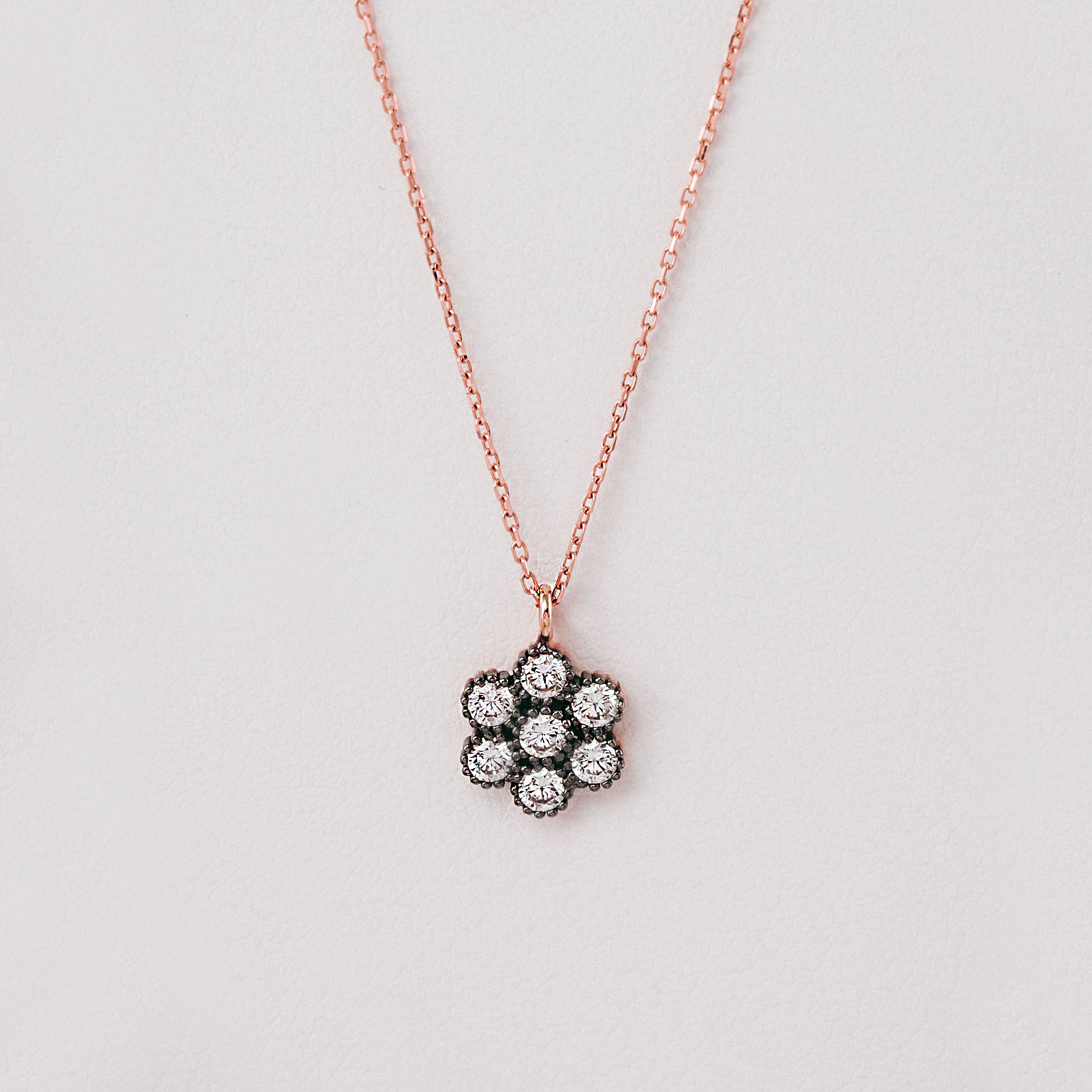 14 Ayar Çiçek Modeli Taşlı Kolye