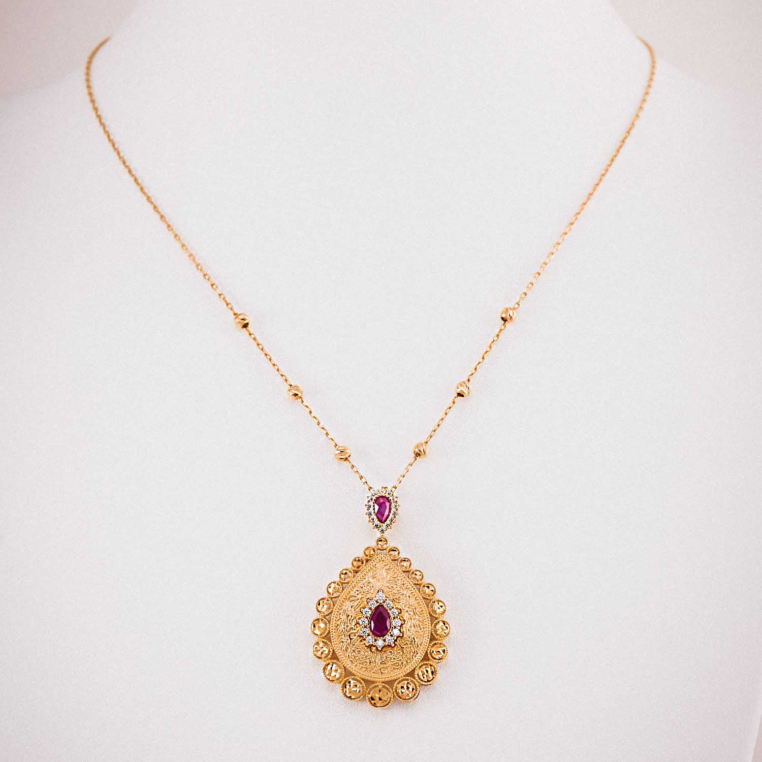 14 Ayar Etnik Desenli Kırmızı Taşlı Kolye