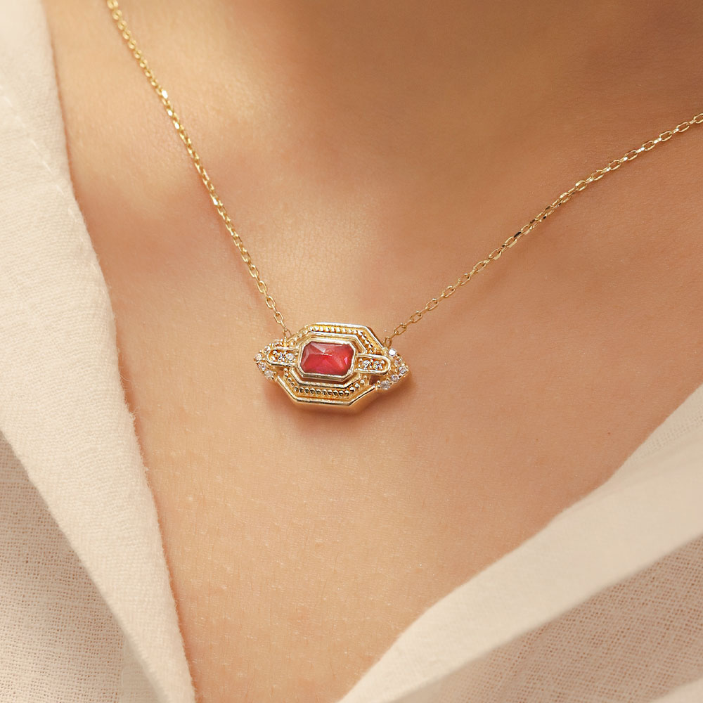 14 Ayar Kırmızı Taşlı Baget Kolye