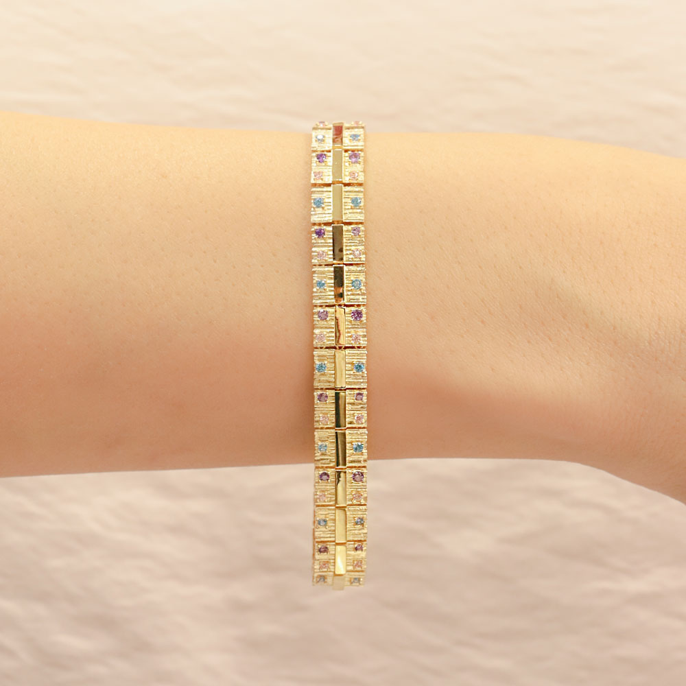 14 Ayar Renkli Taşlı Kare Dokulu Altın Kelepçe Bileklik