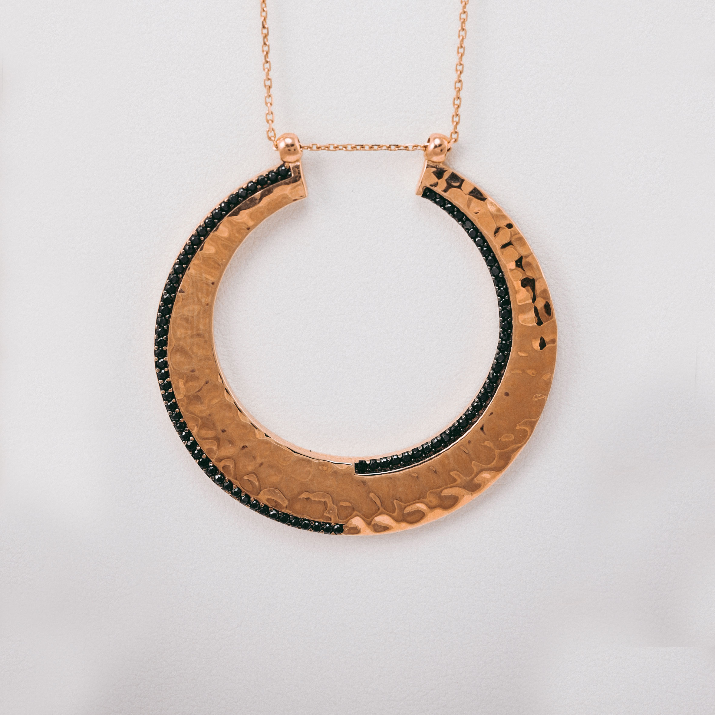 Özel Tasarım Kolye 14 Ayar Siyah Taşlı Çekiç Dokulu Geniş Halka Kolye