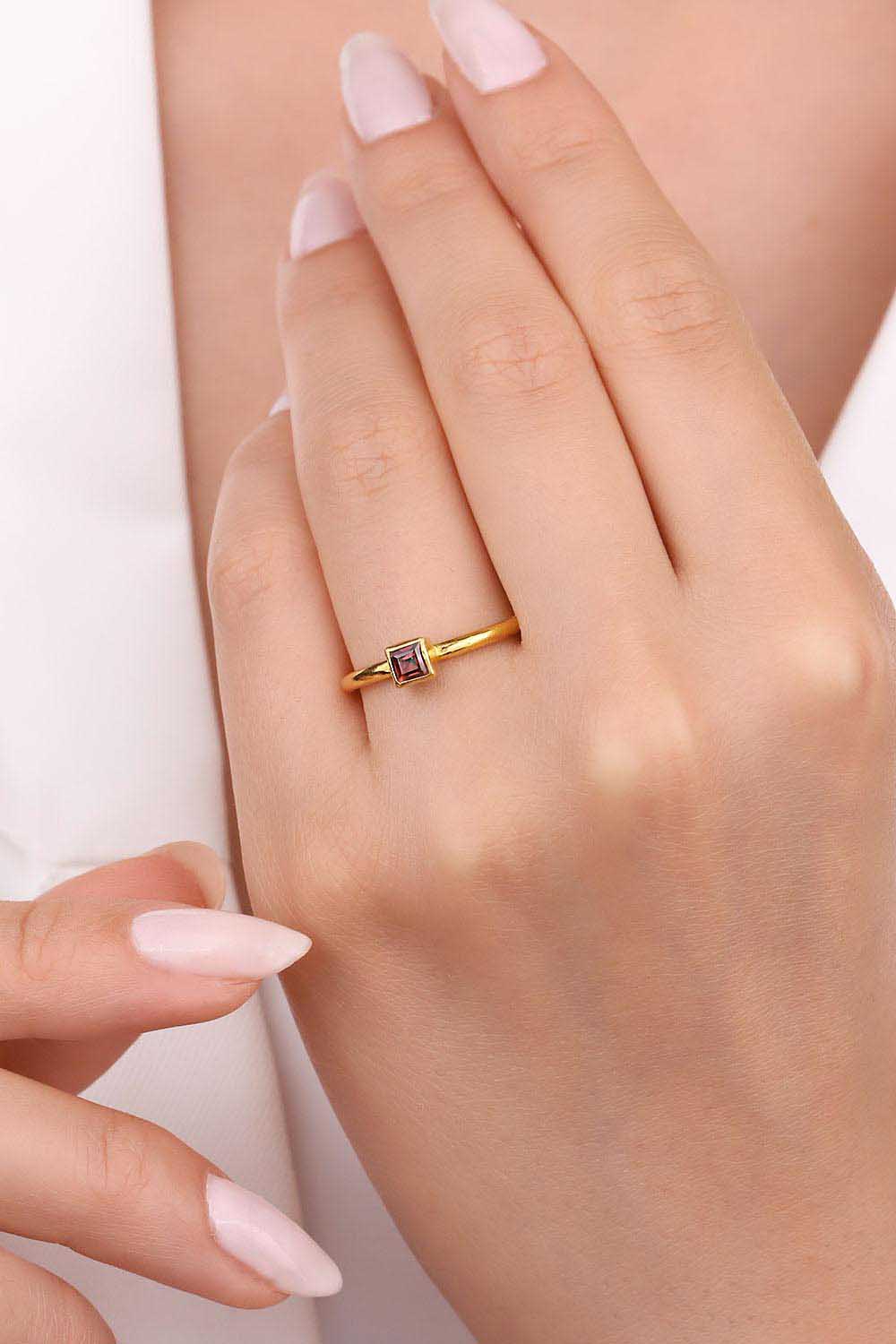 Renkli Taşlı Yüzük 24 Ayar Altın Garnet Taşlı Yüzük