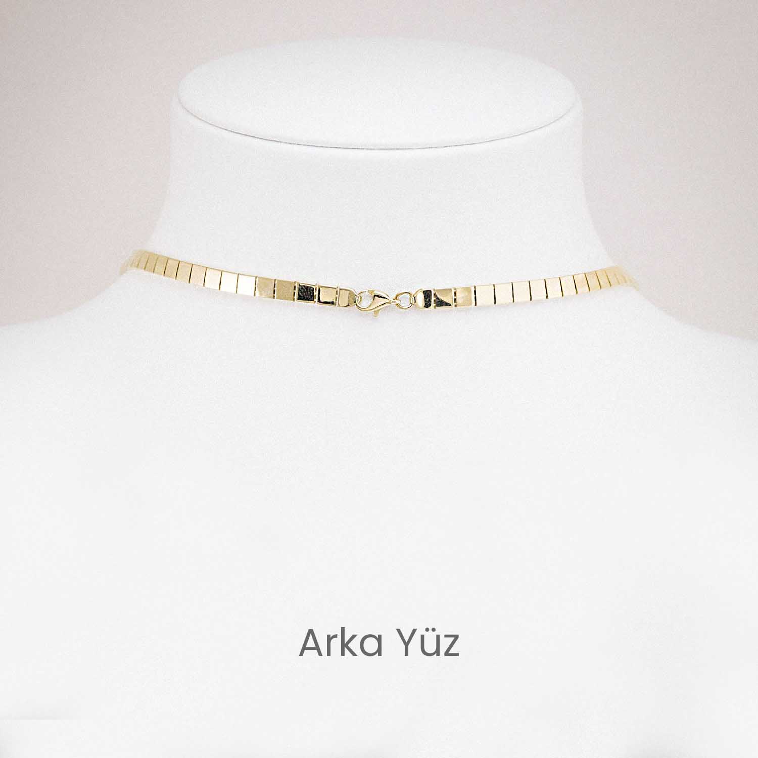 Düz Form Altın Yaka Minimal Kolye